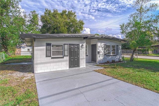 ranch-style house featuring a front yard