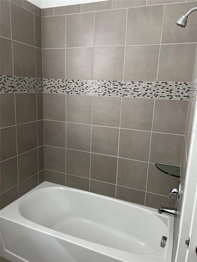 bathroom with tiled shower / bath combo