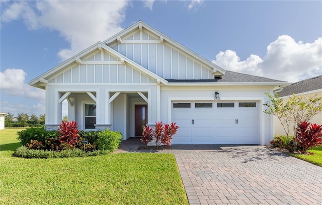 view of front of home featuring a front yard and a garage