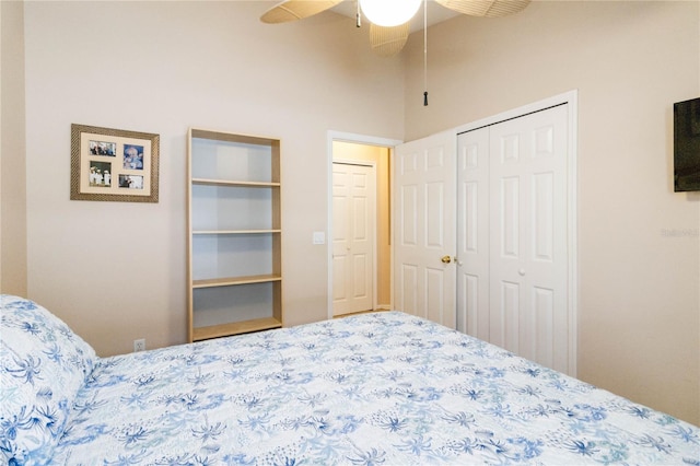 bedroom featuring a towering ceiling and ceiling fan