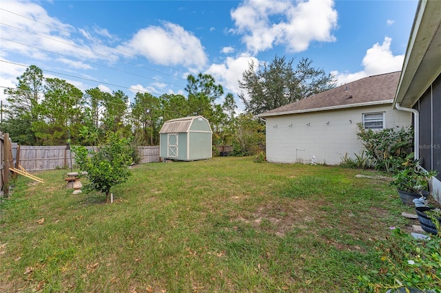 view of yard featuring a storage shed