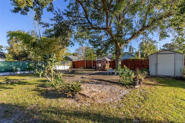 view of yard featuring a storage shed