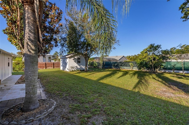 view of yard featuring an outdoor structure