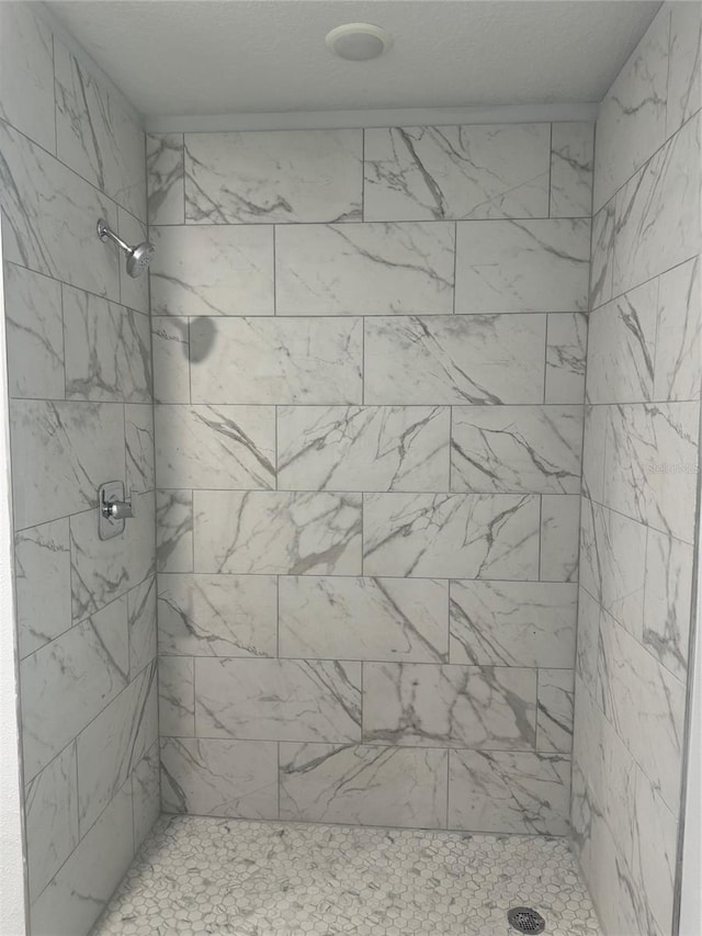 bathroom featuring tiled shower