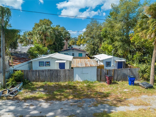 view of yard with a storage shed