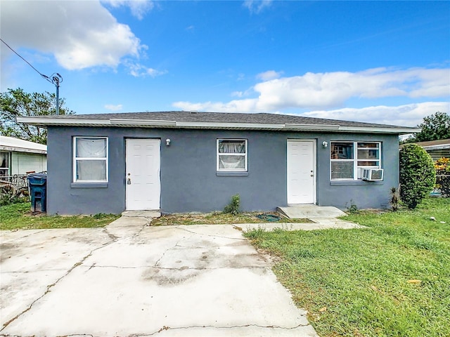 view of front facade featuring a front yard and cooling unit