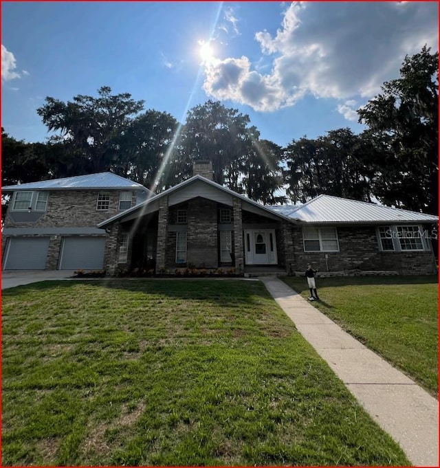 view of front of property featuring a front lawn