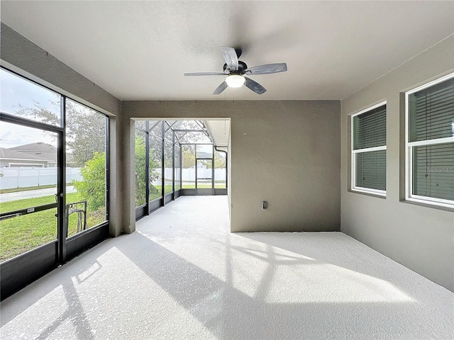 sunroom with ceiling fan