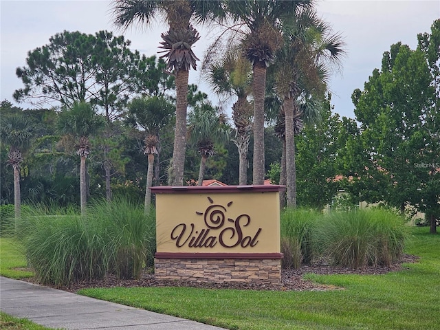 community sign with a lawn