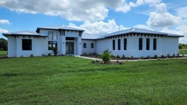 view of front of house with a front yard