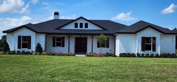 view of front of house featuring a front yard