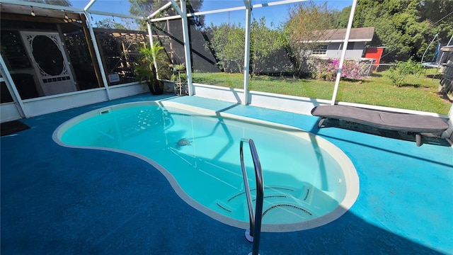 view of pool featuring a lanai and a lawn