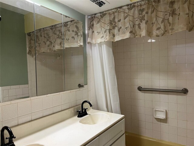 112 10th St, Saint Cloud, FL 34769 - bathroom with vanity and shower / bathtub combination with curtain