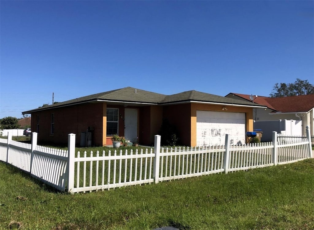 view of front facade with a garage and a front yard