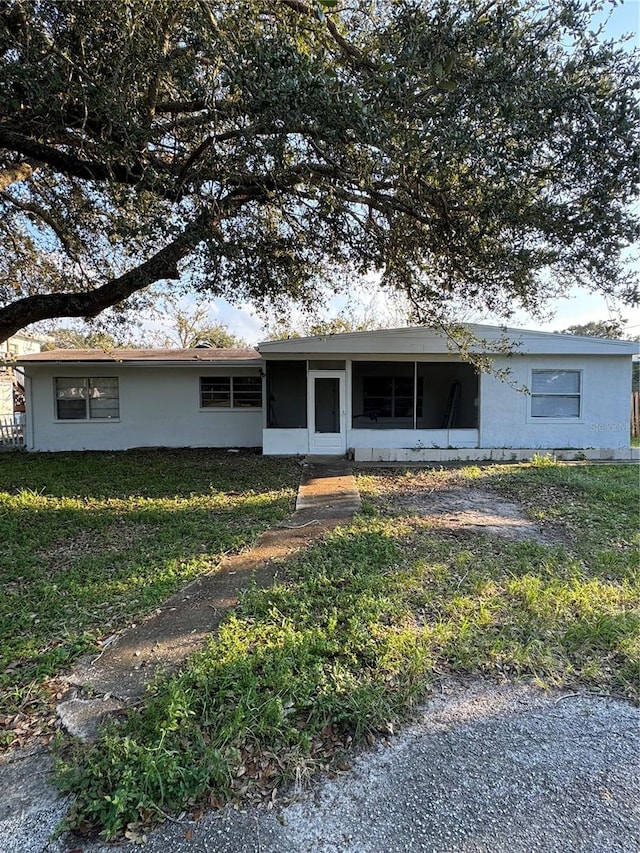 ranch-style house featuring a front yard