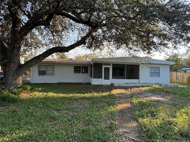 ranch-style house featuring a front yard