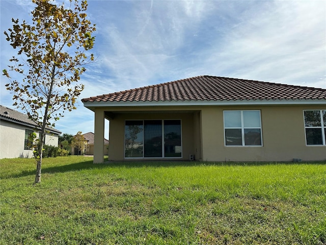 back of house featuring a lawn