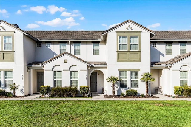 view of front of house featuring a front lawn