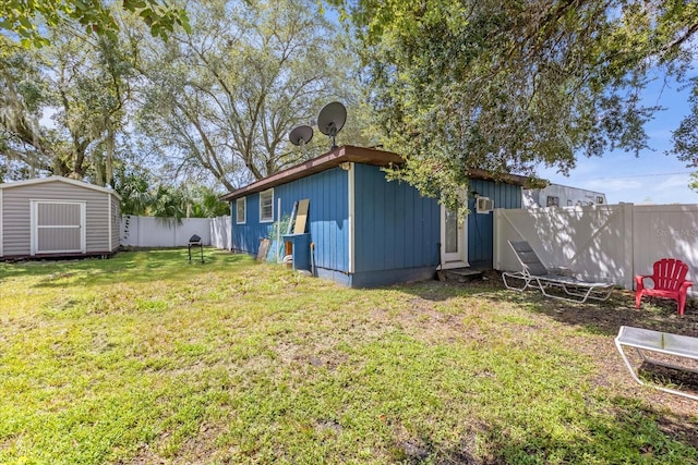 view of yard featuring a storage shed