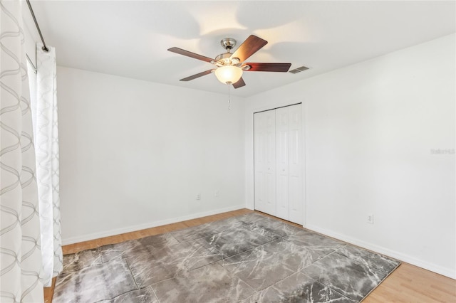 unfurnished room featuring dark hardwood / wood-style floors and ceiling fan