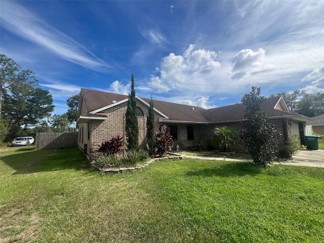 ranch-style home featuring a front lawn