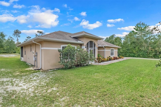 view of front of home featuring a front yard