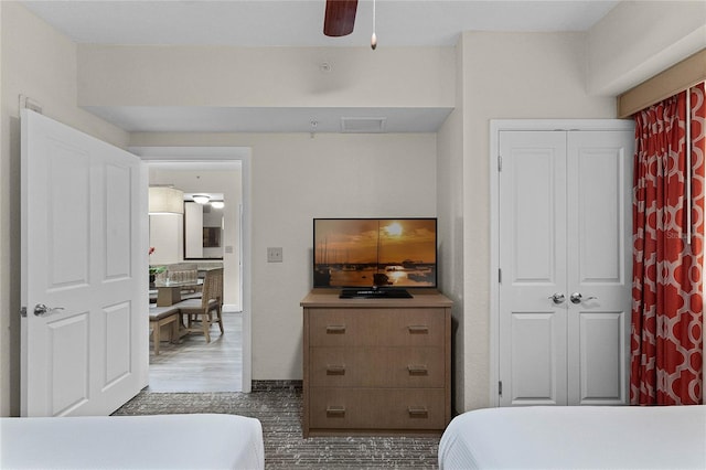 12527 Floridays Resort Dr Unit E-103, Orlando, FL 32821 - bedroom featuring a closet and a ceiling fan