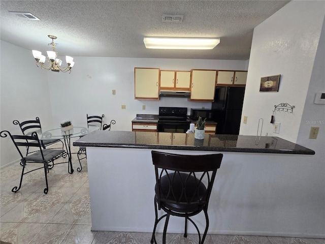 623 Dory Ln Unit 112, Altamonte Springs, FL 32714 - kitchen with black appliances, under cabinet range hood, a peninsula, a chandelier, and a textured ceiling