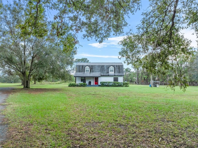 cape cod-style house featuring a front lawn