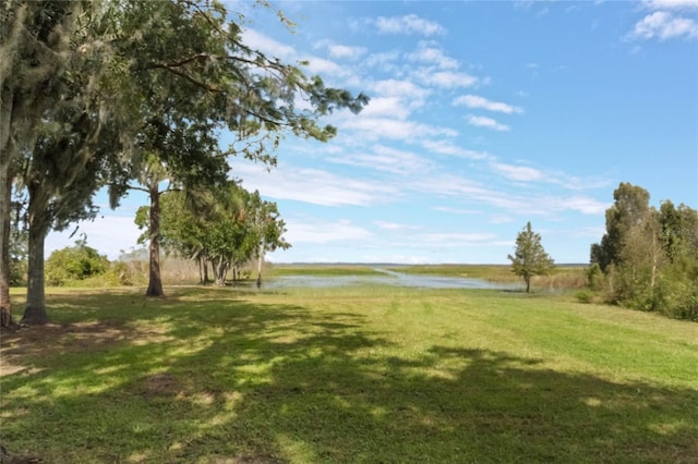 view of yard featuring a water view