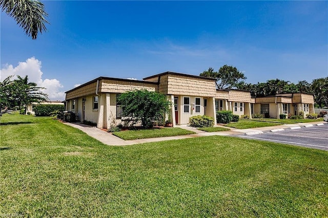 view of front of home featuring a front yard