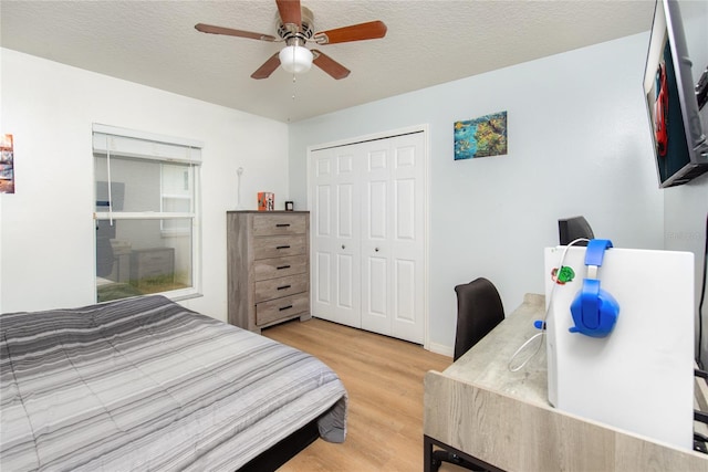 bedroom featuring a closet, ceiling fan, a textured ceiling, and hardwood / wood-style floors