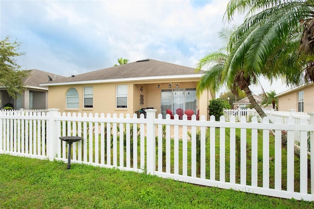 ranch-style house featuring a front lawn