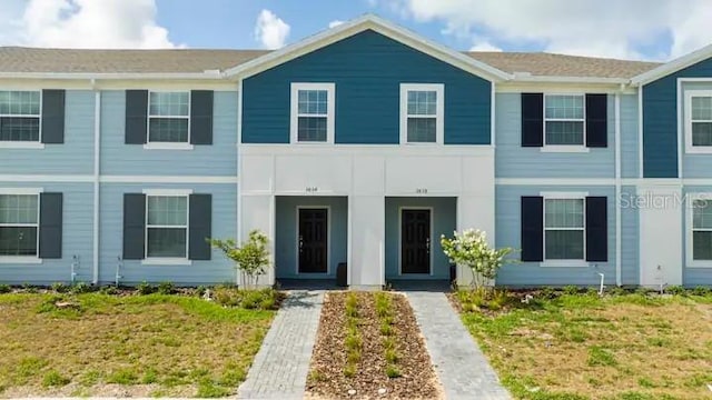 view of front of house featuring a front lawn