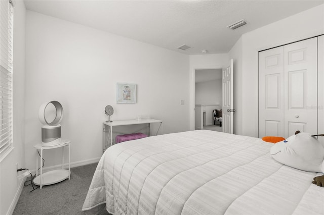 bedroom featuring carpet flooring and a closet