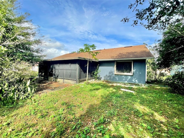 view of front of house with a front lawn