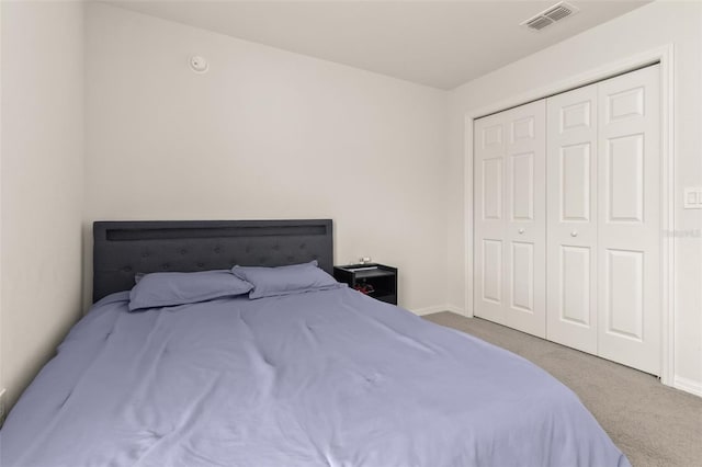 bedroom with carpet flooring and a closet