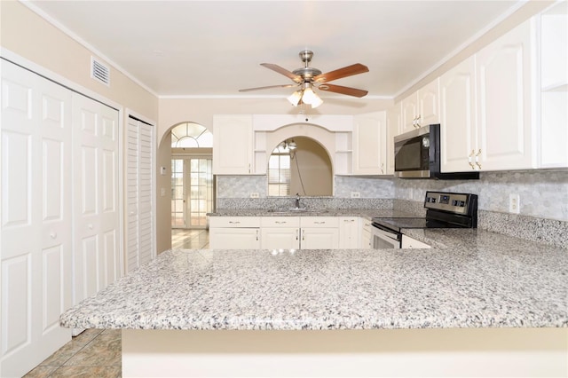 kitchen with stainless steel appliances, white cabinets, kitchen peninsula, sink, and ceiling fan