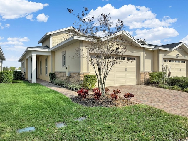 view of front of house featuring a front yard and a garage