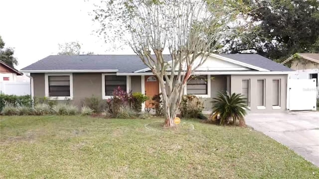 ranch-style house featuring a front yard