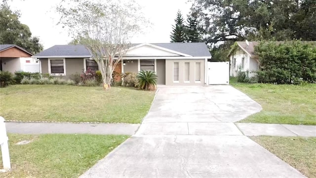 view of front of property featuring a front yard