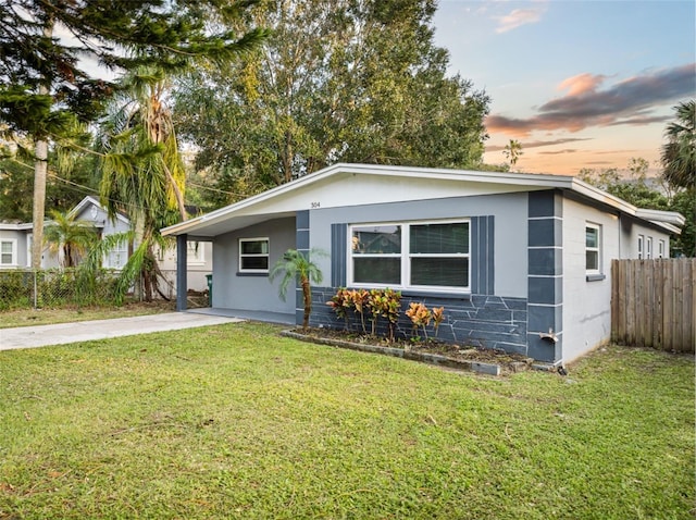 view of front of house featuring a lawn