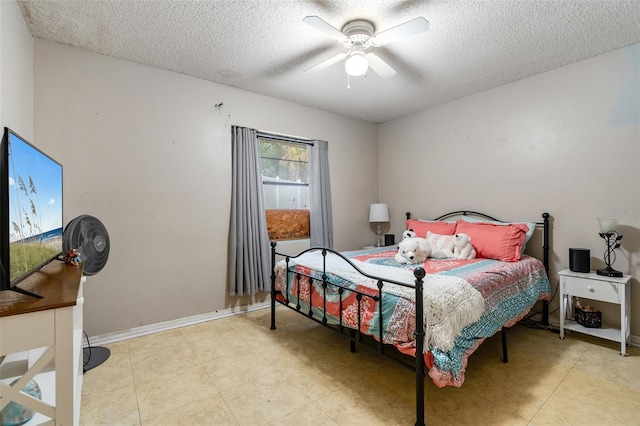 bedroom featuring ceiling fan and a textured ceiling