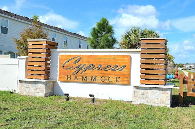 community sign with a yard