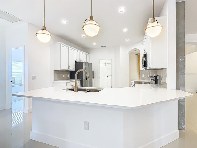 kitchen with pendant lighting, kitchen peninsula, and backsplash