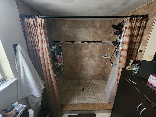 bathroom with a shower with shower curtain and a textured ceiling