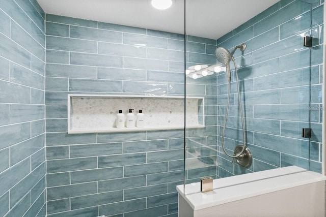 bathroom featuring tiled shower