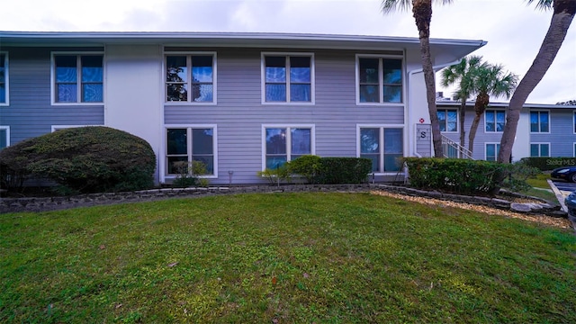 view of front of home featuring a front yard