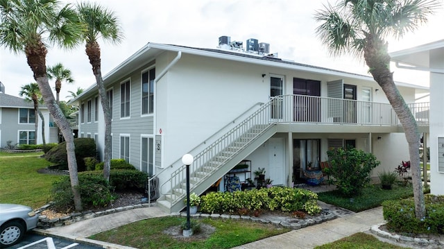 view of front of property with a front yard