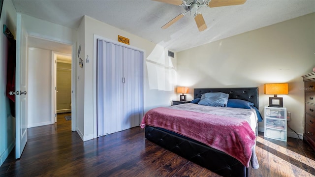 bedroom featuring dark wood-type flooring, ceiling fan, and a textured ceiling